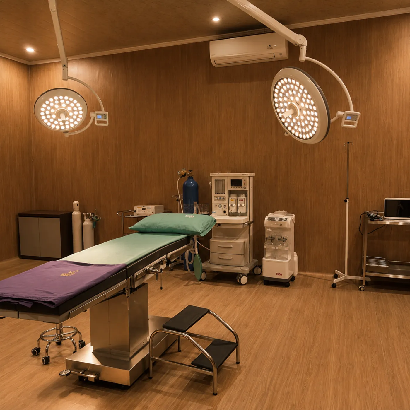 Ruang tindakan bedah ME Clinic dengan meja operasi dan lampu operasi
