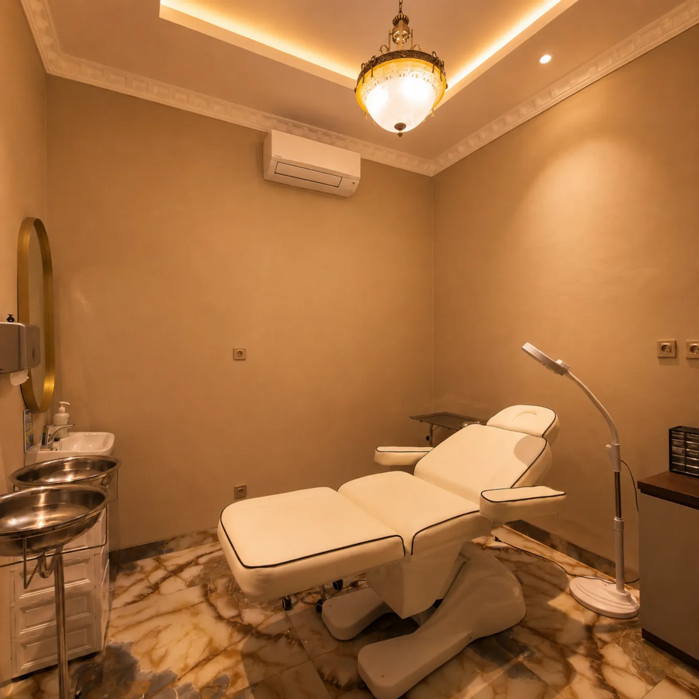 Ruang perawatan estetik ME Clinic dengan kursi perawatan dan lampu