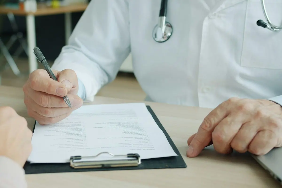 Dokter menjelaskan hasil pemeriksaan kepada pasien